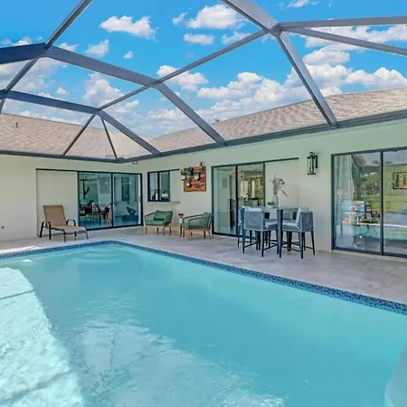 Pool House, Close To The Beach & Down Town Naples!